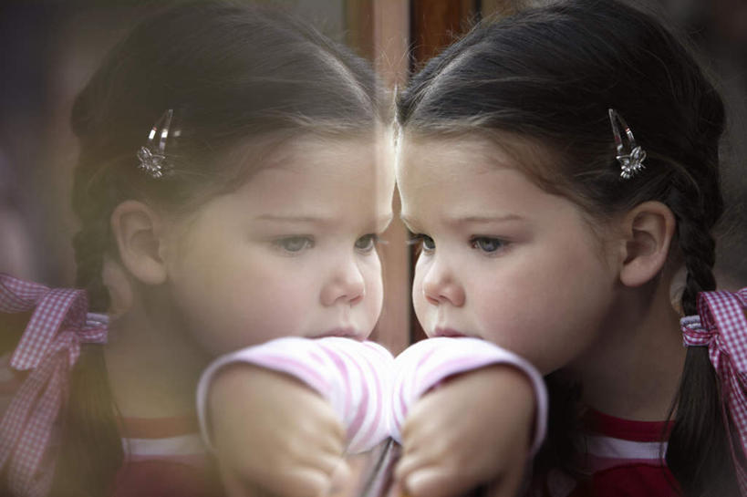 西方人,儿童,脸,头,脸颊,手,一个人,坐,横图,室内,特写,白天,正面,纯洁,欧洲,欧洲人,仅一个女性,仅一个人,阴影,服装,朦胧,模糊,装饰,反射,头饰,影子,扭头,注视,休闲装,肩膀,小孩,衣服,发夹,发饰,夹子,饰品,观察,看,靠,靠着,转头,仅一个小孩,休闲,手部,休闲服,可爱,童年,童趣,服饰,观看,单手,华丽,修饰,点缀,察看,关注,头绳,童真,烂漫,无邪,配饰,衬托,美观,雅致,雅观,天真,女孩,女人,女性,白种人,孩子,头部,脸部,脸蛋,面部,坐着,半身,彩图,女生