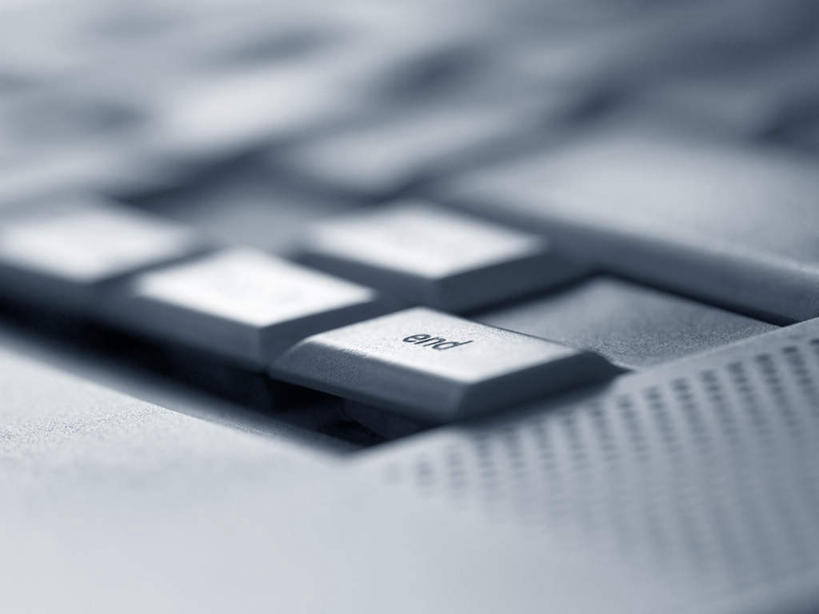 无人,横图,俯视,室内,特写,白天,键盘,静物,阴影,朦胧,模糊,反射,英文,标志,文字,影子,字符,字母,输入设备,通讯设备,标识,一个,单个,英文字母,通信设备,彩图,高角度拍摄