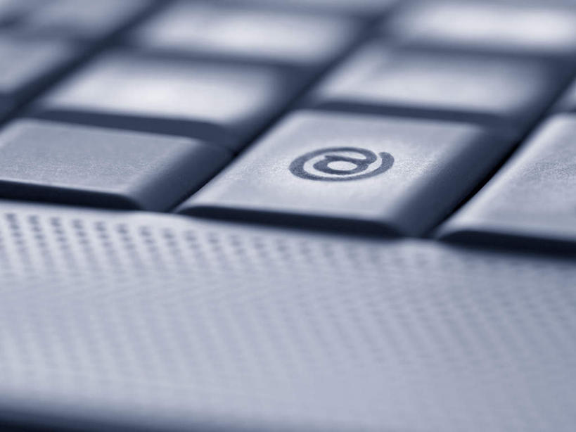 无人,横图,俯视,室内,特写,白天,键盘,静物,阴影,朦胧,模糊,反射,标志,文字,影子,字符,字母,输入设备,通讯设备,标识,一个,单个,通信设备,彩图,高角度拍摄