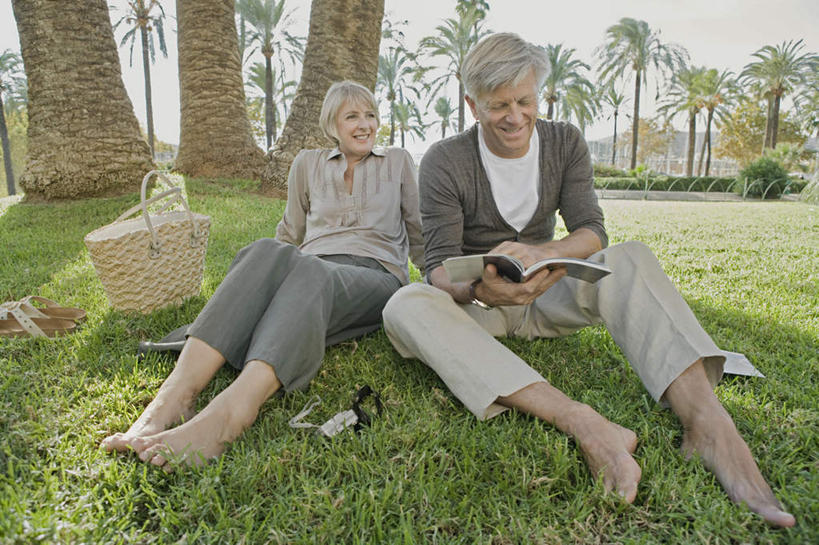 西方人,中年人,两个人,家庭,夫妻,坐,笑,微笑,露齿笑,横图,室外,白天,正面,爱情,草地,草坪,植物,棕榈树,书籍,叶子,欧洲,欧洲人,一本,握,服装,篮子,绿叶,浪漫,拿,拿着,注视,休闲装,光脚,草,树,树木,衣服,绿色,自然,低头,观察,看,休闲,温暖,温馨,一家人,赤脚,休闲服,嫩叶,恩爱,握着,恋人,服饰,生长,成长,观看,和睦,察看,关注,棕榈叶,食物篮,男人,男性,女人,女性,中年男性,中年女性,白种人,夫妇,情侣,叶,叶片,书,图书,坐着,彩图,全身,伴侣,融洽,野餐篮