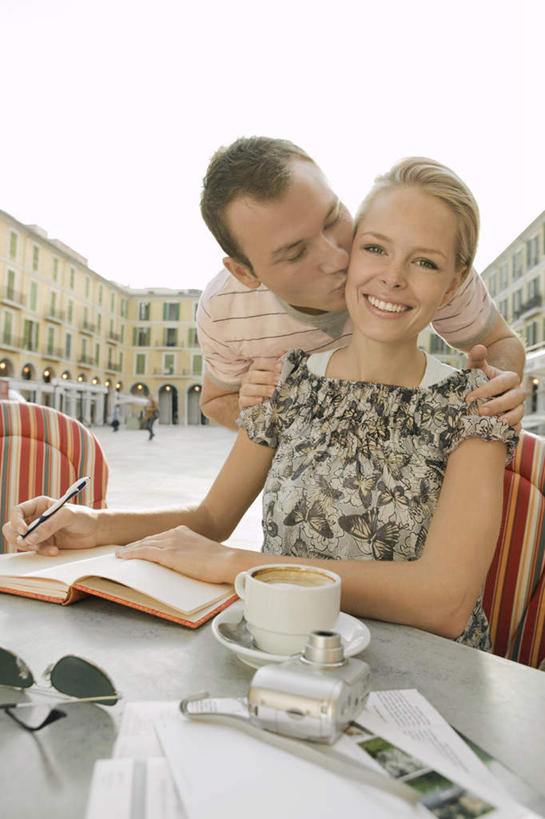 西方人,两个人,家庭,夫妻,家,站,坐,闭眼,笑,吻,微笑,露齿笑,竖图,室外,白天,正面,爱情,餐桌,桌子,杯子,书籍,欧洲,欧洲人,弯腰,服装,瓷器,房屋,屋子,公寓,咖啡杯,陶瓷制品,浪漫,注视,休闲装,洋房,楼房,住宅,衣服,天空,天,观察,看,站着,休闲,温暖,温馨,一家人,休闲服,恩爱,恋人,服饰,晴朗,餐台,观看,和睦,察看,关注,瓷杯,万里无云,弯身,男人,男性,年轻男性,年轻女性,女人,女性,白种人,年轻人,夫妇,情侣,书,图书,晴空,晴空万里,闭眼睛,闭着眼,闭着眼睛,亲,亲吻,站立,坐着,半身,彩图,房子,伴侣,融洽