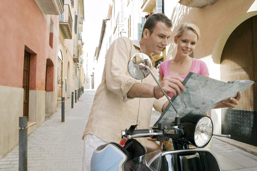 西方人,两个人,家庭,夫妻,家,站,坐,笑,微笑,露齿笑,横图,室外,白天,正面,爱情,道路,摩托车,地图,帽子,欧洲,欧洲人,一辆,握,服装,信息,头盔,房屋,屋子,公寓,交通,浪漫,拿,拿着,扭头,注视,休闲装,方向,洋房,楼房,住宅,车,衣服,安全帽,交通工具,观察,看,站着,转头,休闲,温暖,温馨,一家人,休闲服,恩爱,握着,恋人,服饰,观看,引导,指引,和睦,察看,关注,载具,男人,男性,年轻男性,年轻女性,女人,女性,白种人,年轻人,夫妇,情侣,站立,坐着,半身,彩图,房子,伴侣,融洽,导航