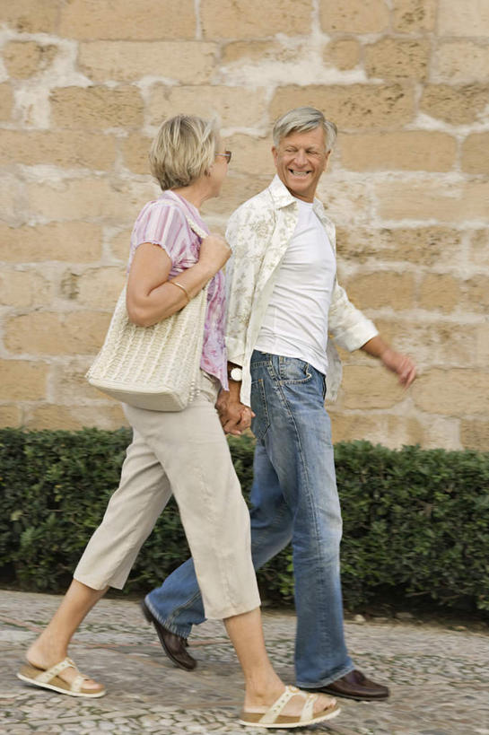 西方人,中年人,两个人,家庭,夫妻,走,握手,笑,微笑,露齿笑,竖图,室外,白天,侧面,爱情,草地,草坪,植物,欧洲,欧洲人,服装,包,皮包,墙,浪漫,扭头,注视,休闲装,墙壁,墙面,草,衣服,绿色,观察,看,转头,休闲,温暖,温馨,一家人,休闲服,恩爱,恋人,服饰,观看,单肩包,和睦,察看,关注,男人,男性,女人,女性,中年男性,中年女性,白种人,夫妇,情侣,步行,搀手,拉手,散步,手拉手,手握手,走路,彩图,全身,伴侣,融洽