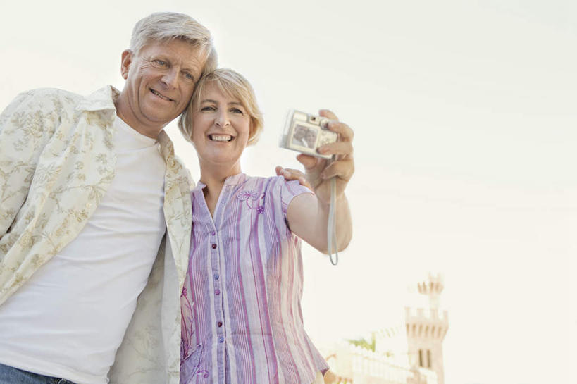 西方人,中年人,两个人,家庭,夫妻,站,笑,微笑,露齿笑,横图,室外,白天,仰视,爱情,建筑,相机,欧洲,欧洲人,握,阴影,服装,朦胧,模糊,光线,影子,浪漫,拿,拿着,注视,休闲装,拍照,衣服,阳光,数码相机,观察,看,站着,休闲,温暖,温馨,一家人,休闲服,恩爱,握着,恋人,摄影,服饰,观看,和睦,察看,关注,修建,修筑,男人,男性,女人,女性,中年男性,中年女性,白种人,夫妇,情侣,照相机,站立,半身,彩图,低角度拍摄,照相,伴侣,融洽