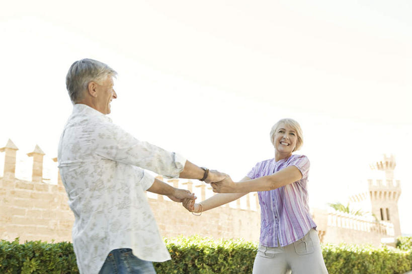 西方人,中年人,两个人,家庭,夫妻,站,握手,笑,微笑,露齿笑,横图,室外,白天,仰视,爱情,草地,草坪,植物,欧洲,欧洲人,服装,时间,时钟,手表,堡垒,城堡,浪漫,计时,扭头,注视,休闲装,草,衣服,绿色,钟表,观察,看,站着,转头,休闲,温暖,温馨,一家人,休闲服,表,恩爱,恋人,服饰,观看,腕表,和睦,察看,要塞,关注,设防,男人,男性,女人,女性,中年男性,中年女性,白种人,夫妇,情侣,钟,搀手,拉手,手拉手,手握手,站立,半身,彩图,低角度拍摄,伴侣,融洽