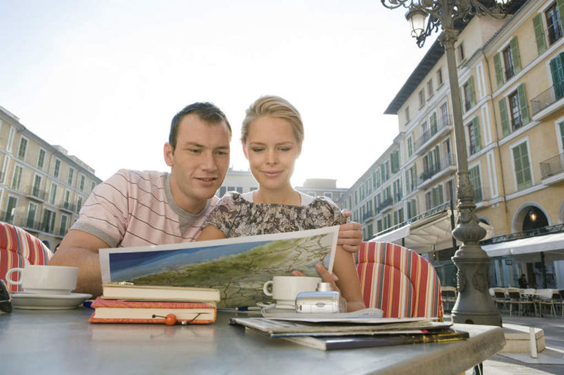 西方人,两个人,家庭,夫妻,家,坐,笑,微笑,露齿笑,横图,室外,白天,仰视,爱情,餐桌,桌子,道路,路灯,杯子,地图,照明,欧洲,欧洲人,服装,信息,瓷器,房屋,屋子,公寓,灯光,咖啡杯,陶瓷制品,交通,浪漫,注视,休闲装,方向,洋房,楼房,住宅,灯,衣服,蓝色,蓝天,天空,天,低头,观察,看,休闲,温暖,温馨,一家人,休闲服,恩爱,恋人,服饰,晴朗,餐台,观看,引导,指引,照亮,和睦,察看,照明设备,关注,瓷杯,万里无云,男人,男性,年轻男性,年轻女性,女人,女性,白种人,年轻人,夫妇,情侣,晴空,晴空万里,坐着,半身,彩图,低角度拍摄,房子,伴侣,融洽,导航