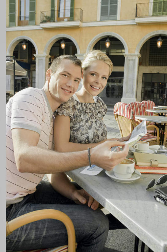 西方人,两个人,家庭,夫妻,家,坐,捧,笑,微笑,露齿笑,竖图,室外,白天,侧面,爱情,阅读,餐桌,桌子,杂志,杯子,欧洲,欧洲人,学习,服装,瓷器,房屋,屋子,公寓,咖啡杯,陶瓷制品,浪漫,扭头,注视,休闲装,洋房,楼房,住宅,衣服,观察,看,转头,休闲,温暖,温馨,一家人,休闲服,恩爱,读书,浏览,恋人,服饰,餐台,观看,和睦,察看,关注,瓷杯,男人,男性,年轻男性,年轻女性,女人,女性,白种人,年轻人,夫妇,情侣,端,端着,捧着,手捧,坐着,半身,彩图,房子,伴侣,融洽