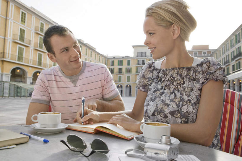 西方人,两个人,家庭,夫妻,家,坐,笑,微笑,露齿笑,横图,室外,白天,正面,爱情,餐桌,桌子,杯子,相机,欧洲,欧洲人,握,服装,笔,瓷器,墨镜,眼镜,房屋,屋子,公寓,办公用品,记事本,咖啡杯,陶瓷制品,浪漫,拿,拿着,扭头,注视,休闲装,洋房,楼房,住宅,文具,拍照,衣服,蓝色,蓝天,天空,本子,笔记本,数码相机,太阳镜,太阳眼镜,学习用品,天,观察,看,转头,休闲,温暖,温馨,一家人,休闲服,遮阳镜,恩爱,握着,恋人,摄影,服饰,晴朗,餐台,观看,文具用品,和睦,察看,书写,关注,瓷杯,万里无云,男人,男性,年轻男性,年轻女性,女人,女性,白种人,年轻人,夫妇,情侣,照相机,晴空,晴空万里,坐着,半身,彩图,照相,房子,伴侣,融洽