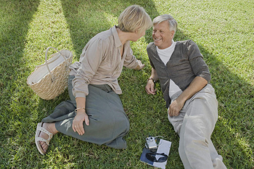 西方人,中年人,两个人,家庭,夫妻,坐,躺,笑,微笑,露齿笑,横图,俯视,室外,白天,爱情,草地,草坪,植物,相机,欧洲,欧洲人,阴影,服装,光线,包,皮包,影子,浪漫,扭头,注视,休闲装,草,拍照,衣服,绿色,阳光,数码相机,观察,看,转头,休闲,温暖,温馨,一家人,休闲服,恩爱,恋人,摄影,服饰,观看,单肩包,和睦,察看,关注,卧着,男人,男性,女人,女性,中年男性,中年女性,白种人,夫妇,情侣,照相机,躺着,卧,坐着,半身,彩图,高角度拍摄,照相,伴侣,融洽