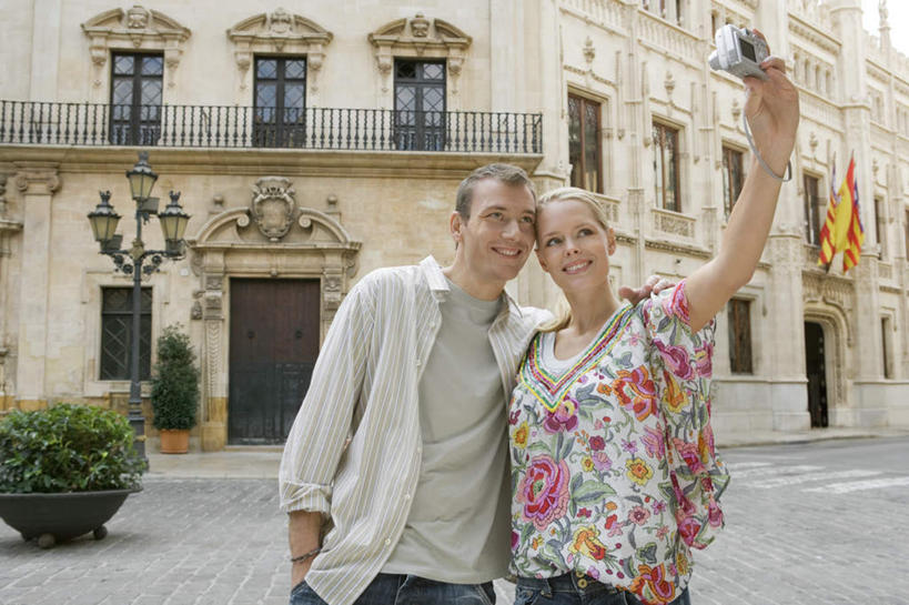 西方人,两个人,家庭,夫妻,家,站,举,笑,微笑,露齿笑,横图,室外,白天,正面,爱情,植物,路灯,相机,照明,欧洲,欧洲人,握,服装,盆栽,房屋,屋子,公寓,灯光,盆景,浪漫,拿,拿着,注视,休闲装,洋房,楼房,住宅,灯,拍照,衣服,绿色,自然,数码相机,观察,看,托,站着,休闲,温暖,温馨,一家人,休闲服,恩爱,握着,恋人,摄影,服饰,生长,成长,观看,照亮,和睦,察看,照明设备,关注,男人,男性,年轻男性,年轻女性,女人,女性,白种人,年轻人,夫妇,情侣,照相机,举起,举手,举着,向上举,向上伸,向上托,站立,半身,彩图,照相,房子,伴侣,融洽