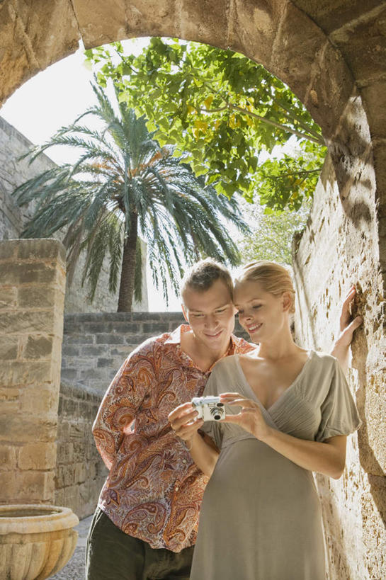 西方人,两个人,家庭,夫妻,家,站,笑,微笑,露齿笑,竖图,室外,白天,正面,爱情,植物,棕榈树,相机,叶子,欧洲,欧洲人,握,服装,房屋,屋子,拱门,绿叶,浪漫,拿,拿着,注视,休闲装,楼房,住宅,树,树木,拍照,衣服,绿色,自然,数码相机,低头,观察,看,站着,休闲,温暖,温馨,一家人,休闲服,嫩叶,恩爱,握着,恋人,摄影,服饰,生长,成长,观看,和睦,察看,关注,棕榈叶,男人,男性,年轻男性,年轻女性,女人,女性,白种人,年轻人,夫妇,情侣,叶,叶片,照相机,站立,半身,彩图,照相,房子,伴侣,融洽