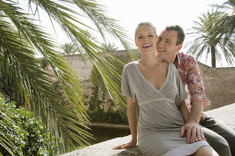 西方人,两个人,家庭,夫妻,坐,握手,笑,微笑,露齿笑,横图,室外,白天,正面,裙子,爱情,植物,棕榈树,叶子,欧洲,欧洲人,连衣裙,服装,绿叶,浪漫,注视,休闲装,树,树木,衣服,绿色,天空,自然,天,观察,看,靠,靠着,休闲,温暖,温馨,一家人,休闲服,嫩叶,恩爱,恋人,服饰,生长,晴朗,成长,观看,和睦,察看,关注,棕榈叶,万里无云,男人,男性,年轻男性,年轻女性,女人,女性,白种人,年轻人,夫妇,情侣,叶,叶片,晴空,晴空万里,搀手,拉手,手拉手,手握手,坐着,半身,彩图,伴侣,融洽