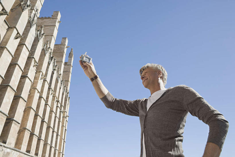 西方人,高楼大厦,站,举,笑,微笑,露齿笑,横图,室外,白天,仰视,大厦,建筑,摩天大楼,相机,欧洲,欧洲人,握,服装,时间,时钟,手表,拿,计时,拿着,注视,休闲装,拍照,衣服,蓝色,蓝天,天空,数码相机,钟表,天,观察,看,托,站着,休闲,休闲服,表,握着,摄影,服饰,晴朗,观看,腕表,察看,关注,万里无云,白种人,照相机,钟,晴空,晴空万里,举起,举手,举着,向上举,向上伸,向上托,站立,半身,彩图,低角度拍摄,照相,大楼,高层建筑,高楼,摩天楼