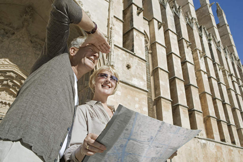 西方人,中年人,两个人,家庭,夫妻,站,举,笑,微笑,露齿笑,横图,室外,白天,仰视,爱情,道路,地图,欧洲,欧洲人,握,服装,时间,信息,墨镜,时钟,手表,眼镜,堡垒,城堡,交通,浪漫,拿,计时,拿着,注视,休闲装,方向,衣服,蓝色,蓝天,天空,太阳镜,太阳眼镜,钟表,天,观察,看,托,站着,休闲,温暖,温馨,一家人,休闲服,表,遮阳镜,恩爱,握着,遮,遮掩,恋人,服饰,晴朗,观看,引导,指引,腕表,和睦,察看,掩盖,遮挡,要塞,关注,遮盖,万里无云,掩饰,设防,男人,男性,女人,女性,中年男性,中年女性,白种人,夫妇,情侣,钟,晴空,晴空万里,举起,举手,举着,向上举,向上伸,向上托,站立,半身,彩图,低角度拍摄,伴侣,融洽,导航