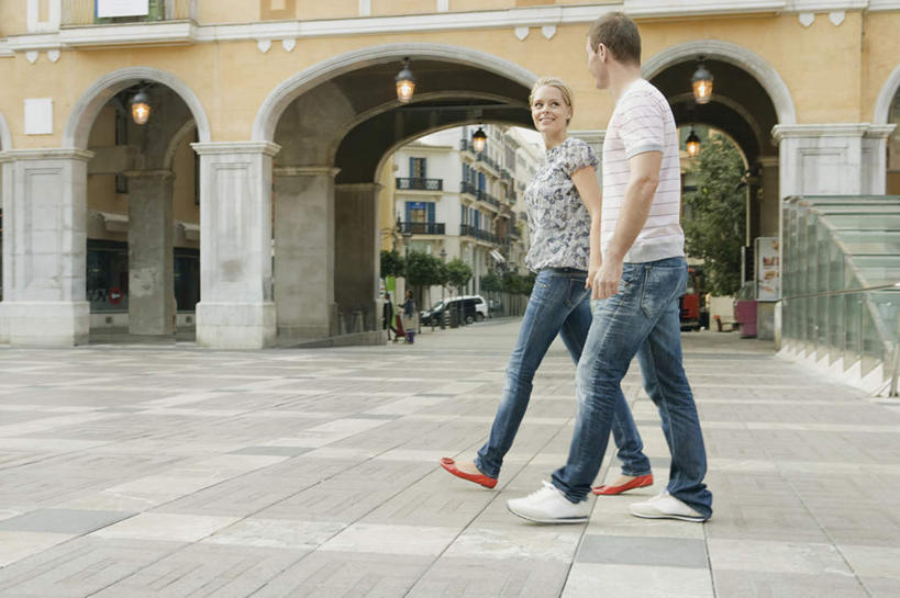 西方人,两个人,家庭,夫妻,宾馆,走,握手,笑,微笑,露齿笑,横图,室外,白天,侧面,爱情,照明,欧洲,欧洲人,服装,灯光,浪漫,扭头,注视,休闲装,吊灯,灯,衣服,灯具,观察,看,转头,休闲,温暖,温馨,一家人,休闲服,恩爱,恋人,服饰,观看,照亮,和睦,察看,照明设备,关注,男人,男性,年轻男性,年轻女性,女人,女性,白种人,年轻人,夫妇,情侣,步行,搀手,拉手,散步,手拉手,手握手,走路,彩图,全身,客店,客栈,旅店,旅馆,旅舍,汽车旅馆,伴侣,融洽