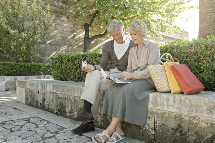 西方人,中年人,两个人,家庭,夫妻,坐,捧,笑,微笑,露齿笑,横图,室外,白天,正面,爱情,购物,阅读,消费,石头,树林,植物,杂志,袋子,欧洲,欧洲人,学习,服装,包装袋,石子,手提袋,购物袋,浪漫,注视,休闲装,树,树木,衣服,绿色,自然,低头,观察,看,休闲,温暖,温馨,一家人,休闲服,恩爱,读书,浏览,金融,恋人,服饰,生长,成长,观看,和睦,察看,购买,关注,贸易,男人,男性,女人,女性,中年男性,中年女性,白种人,夫妇,情侣,石块,岩石,端,端着,捧着,手捧,坐着,彩图,全身,伴侣,融洽