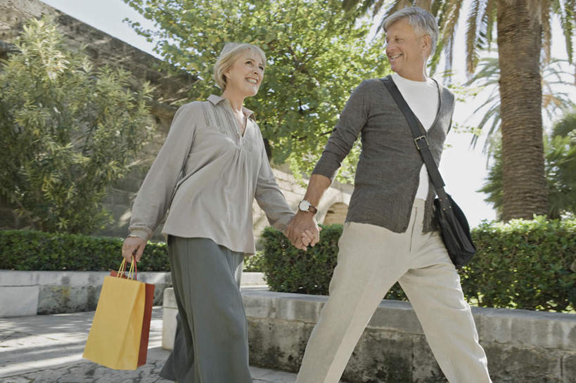 西方人,中年人,两个人,家庭,夫妻,走,握手,笑,微笑,露齿笑,横图,室外,白天,仰视,爱情,购物,消费,草地,草坪,植物,袋子,欧洲,欧洲人,握,服装,包,包装袋,皮包,手提袋,购物袋,浪漫,拿,拿着,扭头,注视,休闲装,草,树,树木,衣服,绿色,自然,观察,看,转头,休闲,温暖,温馨,一家人,休闲服,恩爱,握着,金融,恋人,服饰,生长,成长,观看,单肩包,和睦,察看,购买,关注,贸易,男人,男性,女人,女性,中年男性,中年女性,白种人,夫妇,情侣,步行,搀手,拉手,散步,手拉手,手握手,走路,半身,彩图,低角度拍摄,伴侣,融洽