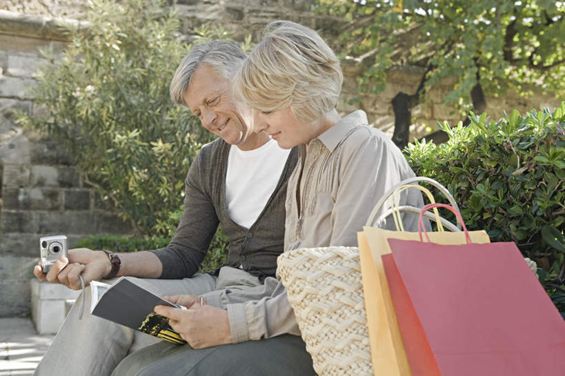 西方人,中年人,两个人,家庭,夫妻,坐,捧,笑,微笑,露齿笑,横图,室外,白天,侧面,爱情,购物,阅读,消费,石头,树林,植物,杂志,袋子,欧洲,欧洲人,学习,服装,包装袋,石子,手提袋,购物袋,浪漫,注视,休闲装,树,树木,衣服,绿色,自然,低头,观察,看,休闲,温暖,温馨,一家人,休闲服,恩爱,读书,浏览,金融,恋人,服饰,生长,成长,观看,和睦,察看,购买,关注,贸易,男人,男性,女人,女性,中年男性,中年女性,白种人,夫妇,情侣,石块,岩石,端,端着,捧着,手捧,坐着,半身,彩图,伴侣,融洽