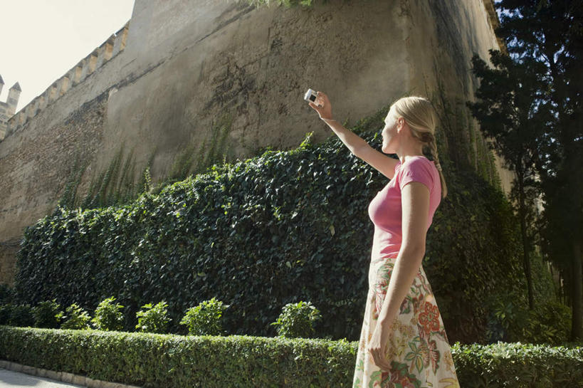 西方人,一个人,站,举,横图,室外,白天,仰视,草地,草坪,植物,相机,欧洲,欧洲人,仅一个年轻女性,仅一个女性,仅一个人,握,服装,堡垒,城堡,拿,拿着,注视,休闲装,草,树,树木,拍照,衣服,绿色,自然,数码相机,观察,看,托,站着,休闲,休闲服,握着,摄影,服饰,生长,成长,观看,察看,要塞,关注,设防,年轻女性,女人,女性,白种人,照相机,举起,举手,举着,向上举,向上伸,向上托,站立,半身,彩图,低角度拍摄,照相