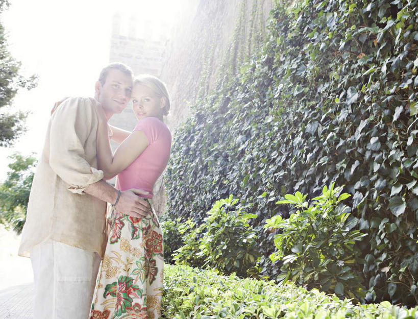 西方人,两个人,家庭,夫妻,站,抱,笑,微笑,露齿笑,横图,室外,白天,仰视,裙子,爱情,草地,草坪,植物,欧洲,欧洲人,阴影,服装,光线,影子,堡垒,城堡,浪漫,扭头,注视,休闲装,长裙,草,树,树木,衣服,绿色,阳光,自然,观察,看,站着,转头,休闲,温暖,温馨,一家人,休闲服,恩爱,恋人,服饰,生长,成长,抱着,观看,半身裙,和睦,察看,搂着,要塞,关注,设防,男人,男性,年轻男性,年轻女性,女人,女性,白种人,年轻人,夫妇,情侣,搂,搂抱,站立,半身,彩图,低角度拍摄,伴侣,融洽