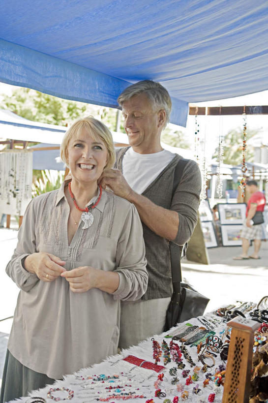 西方人,中年人,两个人,家庭,夫妻,菜场,站,笑,摸,微笑,露齿笑,竖图,室外,白天,正面,爱情,购物,消费,桌面,桌子,欧洲,欧洲人,抚摸,服装,木制,集市,市场,浪漫,注视,休闲装,货架,架子,装饰品,衣服,木制品,饰品,手链,首饰,观察,看,站着,休闲,温暖,温馨,一家人,休闲服,恩爱,金融,恋人,服饰,手镯,观看,和睦,察看,关注,陈列架,镯子,选购,贸易,超市货架,菜市,男人,男性,女人,女性,中年男性,中年女性,白种人,夫妇,情侣,触摸,接触,站立,半身,彩图,菜市场,伴侣,融洽