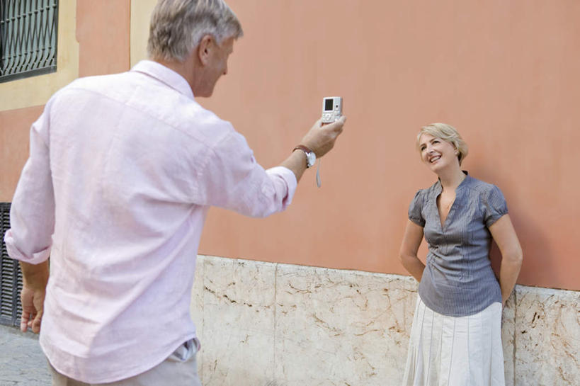 西方人,中年人,背部,两个人,家庭,夫妻,站,笑,微笑,露齿笑,横图,室外,白天,正面,爱情,相机,欧洲,欧洲人,握,服装,墙,浪漫,拿,拿着,注视,休闲装,墙壁,墙面,拍照,衣服,数码相机,观察,看,站着,休闲,温暖,温馨,一家人,休闲服,橙色,恩爱,握着,恋人,摄影,服饰,观看,和睦,察看,关注,背手,男人,男性,女人,女性,中年男性,中年女性,白种人,夫妇,情侣,照相机,站立,半身,彩图,照相,伴侣,融洽