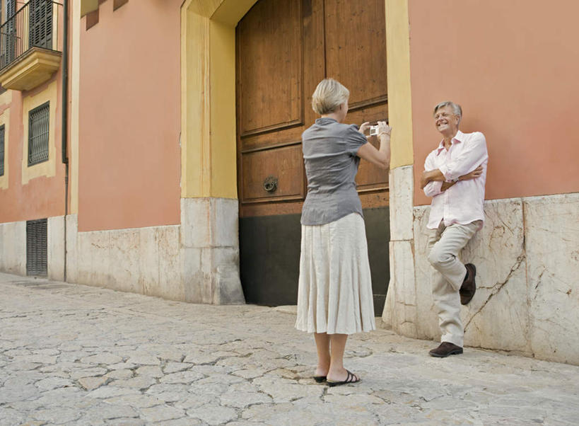 西方人,中年人,两个人,家庭,夫妻,站,笑,双手交叉,微笑,露齿笑,横图,室外,白天,仰视,爱情,相机,欧洲,欧洲人,握,服装,墙,浪漫,拿,拿着,注视,休闲装,踩,墙壁,墙面,拍照,衣服,数码相机,踩着,观察,看,站着,休闲,温暖,温馨,一家人,休闲服,橙色,恩爱,握着,恋人,摄影,服饰,观看,和睦,察看,双手抱胸,关注,男人,男性,女人,女性,中年男性,中年女性,白种人,夫妇,情侣,照相机,站立,彩图,低角度拍摄,全身,照相,伴侣,融洽