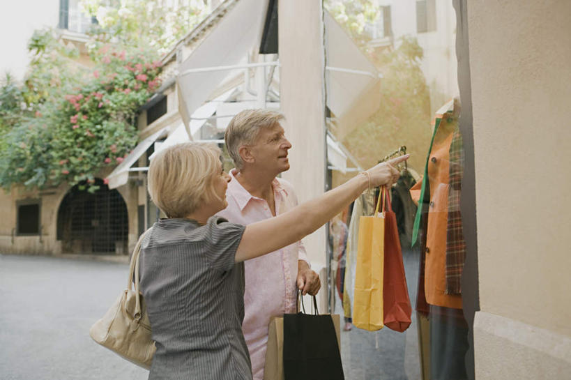 西方人,中年人,两个人,家庭,夫妻,站,举,笑,微笑,露齿笑,横图,室外,白天,侧面,裙子,西装,爱情,购物,消费,植物,窗户,落地窗,橱窗,袋子,欧洲,欧洲人,握,指,套装,服装,正装,包,包装袋,皮包,人造模特,手提袋,购物袋,浪漫,拿,拿着,注视,休闲装,职业装,方向,长裙,玻璃窗,树,树木,衣服,绿色,自然,观察,看,手势,托,站着,休闲,温暖,温馨,一家人,休闲服,恩爱,握着,金融,恋人,服饰,生长,成长,道具,观看,半身裙,单肩包,和睦,察看,指向,食指,购买,关注,贸易,服装模特,模特道具,玻璃橱窗,时装道具,展示道具,服装模特道具,陈列道具,男人,男性,女人,女性,中年男性,中年女性,白种人,夫妇,情侣,举起,举手,举着,向上举,向上伸,向上托,站立,半身,彩图,伴侣,融洽