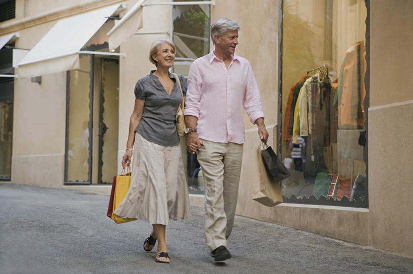 西方人,中年人,两个人,家庭,夫妻,走,握手,笑,微笑,露齿笑,横图,室外,白天,正面,裙子,爱情,购物,消费,厨房,袋子,欧洲,欧洲人,握,服装,包,包装袋,皮包,手提袋,购物袋,浪漫,拿,拿着,注视,休闲装,长裙,衣服,观察,看,休闲,温暖,温馨,一家人,休闲服,恩爱,握着,金融,恋人,服饰,观看,半身裙,单肩包,和睦,察看,购买,关注,贸易,男人,男性,女人,女性,中年男性,中年女性,白种人,夫妇,情侣,步行,搀手,拉手,散步,手拉手,手握手,走路,彩图,全身,灶间,伴侣,融洽