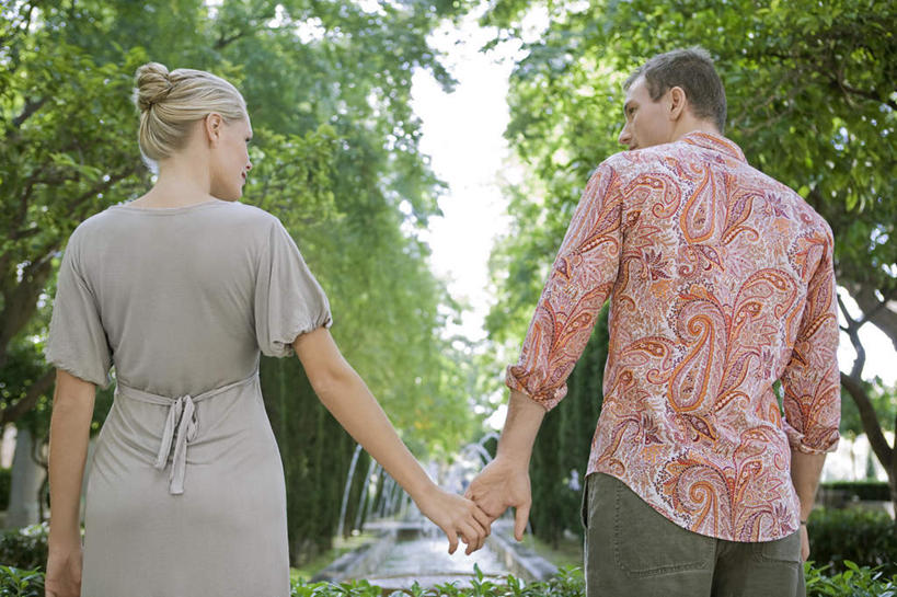 西方人,两个人,家庭,夫妻,站,握手,横图,室外,白天,仰视,裙子,爱情,植物,欧洲,欧洲人,连衣裙,服装,浪漫,扭头,注视,休闲装,树,树木,衣服,绿色,自然,观察,看,站着,转头,休闲,温暖,温馨,一家人,休闲服,恩爱,恋人,服饰,生长,成长,观看,和睦,察看,关注,男人,男性,年轻男性,年轻女性,女人,女性,白种人,年轻人,夫妇,情侣,搀手,拉手,手拉手,手握手,站立,半身,彩图,低角度拍摄,伴侣,融洽