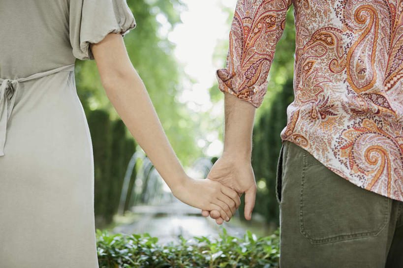 西方人,手,两个人,家庭,夫妻,站,握手,横图,室外,特写,白天,裙子,爱情,树林,植物,道路,路,欧洲,欧洲人,连衣裙,服装,朦胧,模糊,小路,交通,浪漫,休闲装,树,树木,背面,衣服,绿色,自然,站着,休闲,温暖,温馨,一家人,手部,休闲服,恩爱,恋人,服饰,生长,成长,单手,和睦,男人,男性,年轻男性,年轻女性,女人,女性,白种人,年轻人,夫妇,情侣,搀手,拉手,手拉手,手握手,站立,半身,彩图,伴侣,融洽