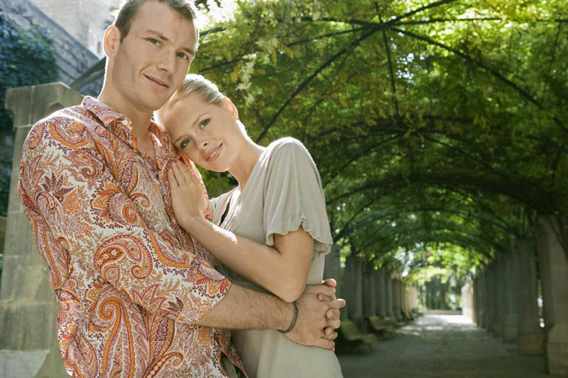 西方人,两个人,家庭,夫妻,站,抱,笑,微笑,露齿笑,横图,室外,白天,正面,爱情,植物,欧洲,欧洲人,服装,拱门,浪漫,扭头,注视,休闲装,树,树木,衣服,绿色,自然,观察,看,靠,靠着,站着,转头,休闲,温暖,温馨,一家人,休闲服,恩爱,恋人,服饰,生长,成长,抱着,观看,和睦,察看,搂着,关注,男人,男性,年轻男性,年轻女性,女人,女性,白种人,年轻人,夫妇,情侣,搂,搂抱,站立,半身,彩图,伴侣,融洽