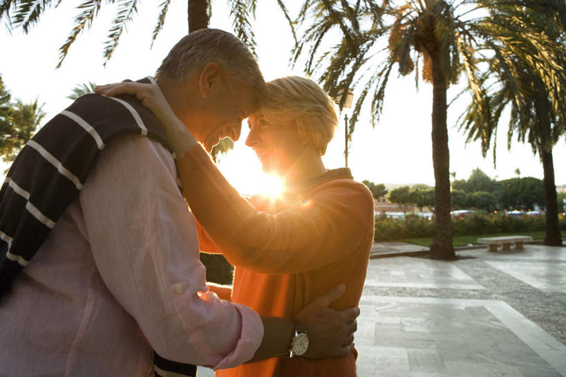 西方人,中年人,两个人,家庭,夫妻,抱,笑,微笑,露齿笑,横图,室外,白天,侧面,爱情,植物,棕榈树,叶子,欧洲,欧洲人,服装,时间,时钟,手表,绿叶,背光,浪漫,计时,注视,休闲装,相视,树,树木,衣服,蓝色,绿色,蓝天,天空,自然,钟表,天,观察,看,休闲,温暖,温馨,一家人,面对面,休闲服,嫩叶,表,恩爱,恋人,服饰,生长,晴朗,成长,抱着,观看,对视,腕表,和睦,察看,互视,搂着,关注,相对,逆光,棕榈叶,万里无云,相看,男人,男性,女人,女性,中年男性,中年女性,白种人,夫妇,情侣,叶,叶片,钟,晴空,晴空万里,怀抱,搂,搂抱,相抱,拥抱,半身,彩图,伴侣,融洽