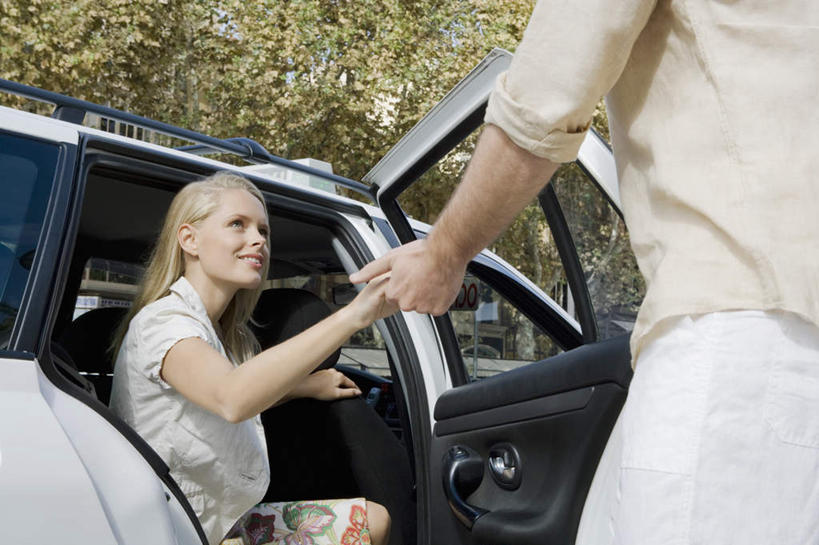 西方人,两个人,家庭,夫妻,站,坐,握手,笑,微笑,露齿笑,横图,室外,白天,仰视,爱情,植物,汽车,欧洲,欧洲人,一辆,服装,浪漫,注视,休闲装,车,树,树木,衣服,绿色,自然,交通工具,轿车,观察,看,站着,休闲,温暖,温馨,一家人,休闲服,恩爱,恋人,服饰,生长,成长,观看,和睦,察看,关注,载具,男人,男性,年轻男性,年轻女性,女人,女性,白种人,年轻人,夫妇,情侣,搀手,拉手,手拉手,手握手,站立,坐着,半身,彩图,低角度拍摄,伴侣,融洽