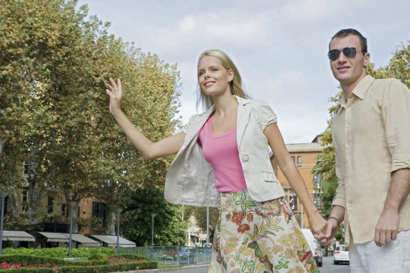 西方人,两个人,家庭,夫妻,站,举,握手,笑,微笑,露齿笑,横图,室外,白天,仰视,爱情,草地,草坪,植物,欧洲,欧洲人,服装,墨镜,眼镜,云,云朵,浪漫,云彩,挥手,注视,休闲装,再见,草,树,树木,衣服,蓝色,绿色,白云,蓝天,天空,自然,太阳镜,太阳眼镜,天,观察,看,手势,托,站着,招手,休闲,温暖,温馨,一家人,休闲服,遮阳镜,恩爱,恋人,服饰,生长,晴朗,成长,告别,观看,和睦,察看,关注,摆动,离别,辞行,男人,男性,年轻男性,年轻女性,女人,女性,白种人,年轻人,夫妇,情侣,晴空,搀手,举起,举手,举着,拉手,手拉手,手握手,向上举,向上伸,向上托,站立,半身,彩图,低角度拍摄,伴侣,融洽