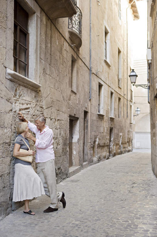 西方人,中年人,两个人,家庭,夫妻,家,站,举,笑,微笑,露齿笑,竖图,室外,白天,侧面,裙子,爱情,道路,路,欧洲,欧洲人,服装,房屋,屋子,公寓,小路,交通,浪漫,扭头,注视,休闲装,长裙,洋房,楼房,住宅,衣服,观察,看,托,站着,转头,休闲,温暖,温馨,一家人,休闲服,恩爱,恋人,服饰,观看,半身裙,和睦,察看,关注,男人,男性,女人,女性,中年男性,中年女性,白种人,夫妇,情侣,举起,举手,举着,向上举,向上伸,向上托,站立,彩图,全身,房子,伴侣,融洽