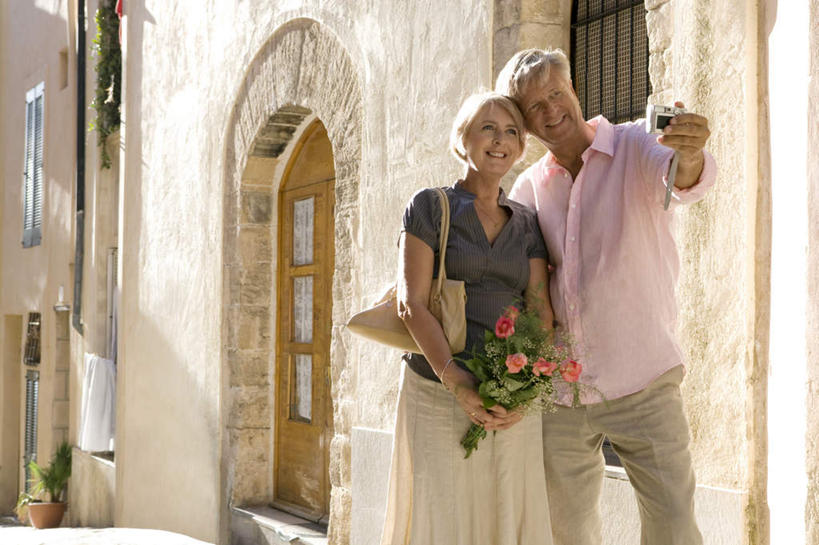 西方人,中年人,两个人,家庭,夫妻,家,站,笑,微笑,露齿笑,横图,室外,白天,正面,爱情,幸福,纯洁,热情,玫瑰,相机,欧洲,欧洲人,握,阴影,服装,盛开,光线,包,皮包,影子,房屋,屋子,公寓,玫瑰花,浪漫,拿,花蕾,拿着,注视,休闲装,洋房,楼房,住宅,花,花瓣,花朵,鲜花,拍照,衣服,阳光,花苞,花蕊,观察,看,站着,休闲,温暖,温馨,一家人,休闲服,恩爱,握着,恋人,摄影,服饰,观看,单肩包,和睦,察看,关注,感动,尊敬,天真,刺玫花,徘徊花,男人,男性,女人,女性,中年男性,中年女性,白种人,夫妇,情侣,照相机,站立,半身,彩图,照相,房子,伴侣,融洽