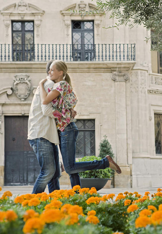 西方人,两个人,家庭,夫妻,家,站,抱,笑,微笑,露齿笑,竖图,室外,白天,侧面,爱情,花海,花圃,植物,叶子,欧洲,欧洲人,服装,盛开,房屋,屋子,公寓,浪漫,花蕾,注视,休闲装,洋房,楼房,住宅,花,花瓣,花朵,花卉,鲜花,树,树木,衣服,绿色,自然,花丛,花束,花田,花苞,花蕊,观察,看,站着,休闲,温暖,温馨,一家人,休闲服,橙色,恩爱,恋人,服饰,生长,成长,抱着,观看,和睦,察看,搂着,关注,男人,男性,年轻男性,年轻女性,女人,女性,白种人,年轻人,夫妇,情侣,怀抱,搂,搂抱,相抱,拥抱,站立,彩图,全身,房子,伴侣,融洽