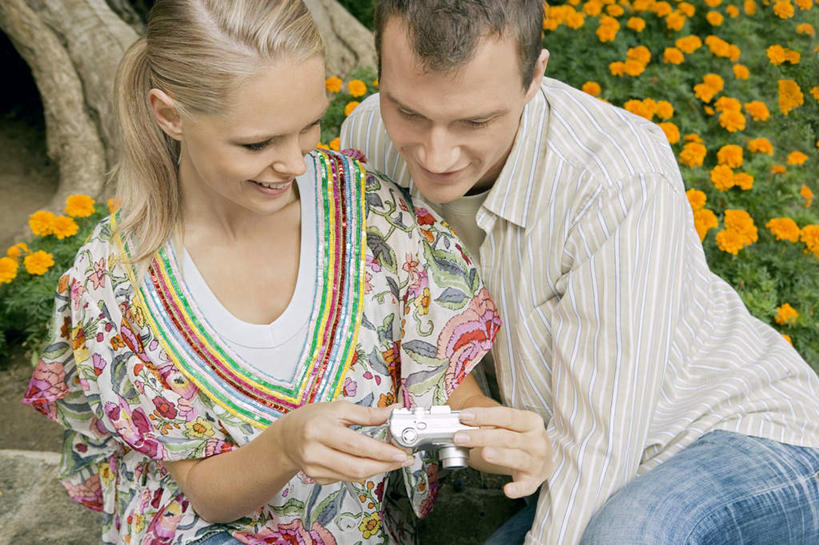 西方人,两个人,家庭,夫妻,坐,笑,微笑,露齿笑,横图,俯视,室外,白天,爱情,花海,花圃,植物,相机,叶子,欧洲,欧洲人,握,服装,盛开,浪漫,拿,花蕾,拿着,注视,休闲装,花,花瓣,花朵,花卉,鲜花,拍照,衣服,绿色,数码相机,花丛,花束,花田,花苞,花蕊,低头,观察,看,休闲,温暖,温馨,一家人,休闲服,橙色,恩爱,握着,恋人,摄影,服饰,观看,和睦,察看,关注,男人,男性,年轻男性,年轻女性,女人,女性,白种人,年轻人,夫妇,情侣,照相机,坐着,半身,彩图,高角度拍摄,照相,伴侣,融洽