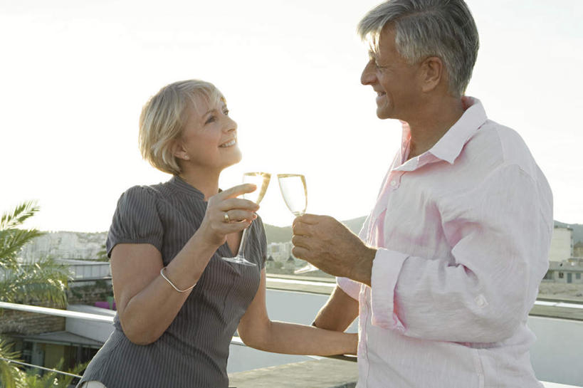 葡萄酒,西方人,中年人,两个人,家庭,夫妻,栏杆,站,笑,微笑,露齿笑,横图,室外,白天,侧面,爱情,奢侈,快乐,树林,植物,杯子,欧洲,欧洲人,握,阴影,服装,庆祝,光线,扶手,高脚杯,影子,浪漫,拿,拿着,注视,休闲装,护栏,玻璃制品,酒,树,树木,饮料,衣服,绿色,天空,阳光,自然,酒杯,香槟,天,干杯,观察,看,碰杯,站着,休闲,温暖,温馨,一家人,休闲服,恩爱,交际,友好,诱惑,握着,恋人,服饰,生长,晴朗,成长,观看,庆贺,和睦,察看,关注,礼仪,敬酒,香槟杯,万里无云,劝酒,气泡酒,起泡酒,汽酒,男人,男性,女人,女性,中年男性,中年女性,白种人,夫妇,情侣,玻璃杯,晴空,晴空万里,站立,半身,彩图,高兴,欢笑,伴侣,融洽