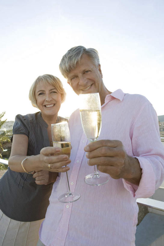 葡萄酒,西方人,中年人,两个人,家庭,夫妻,栏杆,站,笑,微笑,露齿笑,竖图,室外,白天,正面,爱情,奢侈,快乐,树林,植物,杯子,欧洲,欧洲人,握,阴影,服装,光线,扶手,高脚杯,影子,浪漫,拿,拿着,扭头,注视,休闲装,护栏,玻璃制品,酒,树,树木,饮料,衣服,绿色,天空,阳光,自然,酒杯,香槟,天,观察,看,站着,转头,休闲,温暖,温馨,一家人,休闲服,恩爱,诱惑,握着,恋人,服饰,生长,晴朗,成长,观看,和睦,察看,关注,香槟杯,万里无云,气泡酒,起泡酒,汽酒,男人,男性,女人,女性,中年男性,中年女性,白种人,夫妇,情侣,玻璃杯,晴空,晴空万里,站立,半身,彩图,高兴,欢笑,伴侣,融洽