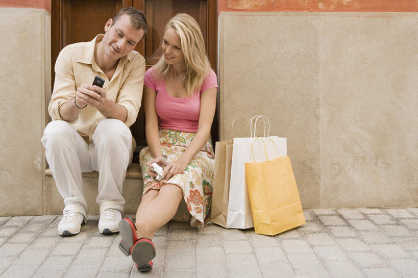 海鲜,西方人,两个人,家庭,夫妻,坐,笑,微笑,露齿笑,横图,室外,白天,正面,裙子,爱情,购物,消费,袋子,欧洲,欧洲人,敲打,握,服装,鱼,包装袋,手提袋,墙,购物袋,浪漫,拿,拿着,扭头,注视,休闲装,输入,长裙,水产,鱼类,海洋生物,墙壁,墙面,衣服,打字,观察,看,转头,休闲,温暖,温馨,一家人,休闲服,恩爱,握着,金融,恋人,服饰,观看,半身裙,点击,敲击,和睦,察看,购买,关注,水生动物,海产品,水生物,贸易,海底动物,枢机主教鱼,按键,男人,男性,年轻男性,年轻女性,女人,女性,白种人,年轻人,夫妇,情侣,坐着,彩图,全身,伴侣,融洽