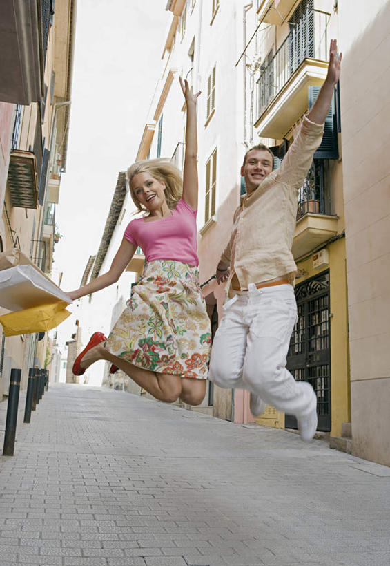 西方人,两个人,家庭,夫妻,家,跳,举,笑,微笑,露齿笑,竖图,室外,白天,仰视,裙子,爱情,欧洲,欧洲人,连衣裙,服装,房屋,屋子,公寓,浪漫,注视,休闲装,洋房,楼房,住宅,衣服,观察,看,托,休闲,温暖,温馨,一家人,休闲服,恩爱,恋人,服饰,观看,和睦,察看,关注,男人,男性,年轻男性,年轻女性,女人,女性,白种人,年轻人,夫妇,情侣,举起,举手,举着,跳跃,向上举,向上伸,向上托,彩图,低角度拍摄,全身,房子,伴侣,融洽