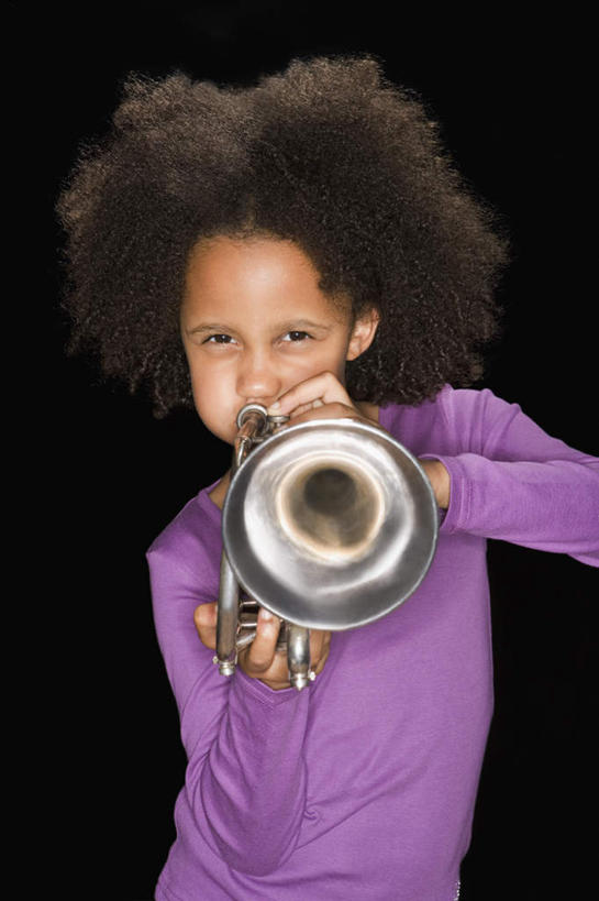 西方人,儿童,一个人,站,竖图,室内,白天,正面,纯洁,欧洲,非洲,黑人,欧洲人,仅一个女性,仅一个人,握,阴影,黑色背景,服装,反射,影子,乐器,铜管乐器,小号,吹奏,拿,拿着,注视,休闲装,小孩,衣服,紫色,观察,看,站着,仅一个小孩,休闲,休闲服,可爱,童年,童趣,握着,摄影,服饰,影棚,观看,察看,关注,铜管,童真,烂漫,无邪,天真,女孩,女人,女性,非洲人,孩子,站立,半身,彩图,影棚拍摄,拍摄,女生