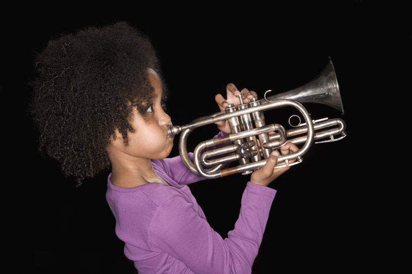 西方人,儿童,一个人,站,横图,室内,白天,侧面,纯洁,欧洲,非洲,黑人,欧洲人,仅一个女性,仅一个人,握,阴影,黑色背景,服装,反射,影子,乐器,铜管乐器,小号,吹奏,拿,拿着,注视,休闲装,小孩,衣服,紫色,观察,看,站着,仅一个小孩,休闲,休闲服,可爱,童年,童趣,握着,摄影,服饰,影棚,观看,察看,关注,铜管,童真,烂漫,无邪,天真,女孩,女人,女性,非洲人,孩子,站立,半身,彩图,影棚拍摄,拍摄,女生