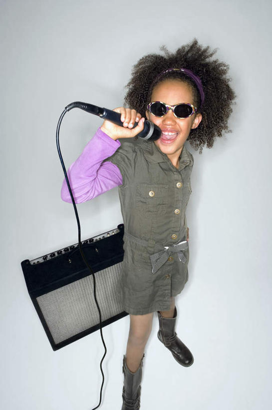 西方人,儿童,一个人,站,竖图,俯视,室内,白天,纯洁,欧洲,非洲,黑人,欧洲人,仅一个女性,仅一个人,握,阴影,灰色背景,服装,装饰,反射,墨镜,头饰,眼镜,影子,音响,拿,拿着,注视,休闲装,小孩,衣服,紫色,发箍,发饰,话筒,饰品,太阳镜,太阳眼镜,观察,看,站着,仅一个小孩,休闲,休闲服,遮阳镜,可爱,童年,童趣,握着,唱歌,摄影,服饰,影棚,头箍,观看,华丽,修饰,点缀,察看,麦克风,关注,扩音器,演唱,发卡,传声器,歌唱,童真,烂漫,无邪,配饰,衬托,美观,雅致,雅观,微音器,声响,天真,女孩,女人,女性,非洲人,孩子,站立,彩图,高角度拍摄,全身,影棚拍摄,拍摄,女生