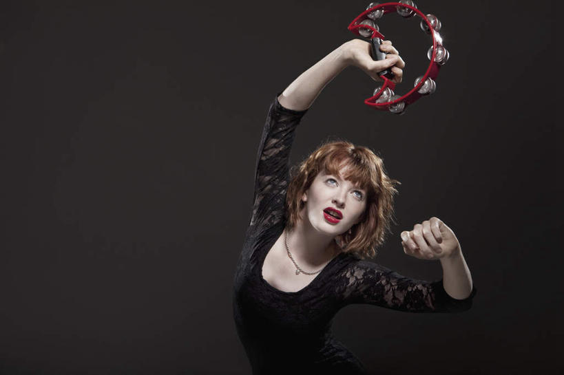 西方人,一个人,站,举,横图,俯视,室内,白天,跳舞,项链,欧洲,欧洲人,仅一个年轻女性,仅一个女性,仅一个人,握,阴影,黑色背景,服装,反射,影子,乐器,铃鼓,音乐,拿,拿着,注视,休闲装,装饰品,衣服,饰品,首饰,观察,看,托,站着,休闲,休闲服,握着,摄影,服饰,影棚,观看,打击乐器,手鼓,察看,关注,舞姿,年轻女性,女人,女性,白种人,举起,举手,举着,抬头,向上举,向上伸,向上托,仰头,站立,半身,彩图,高角度拍摄,影棚拍摄,拍摄,舞蹈