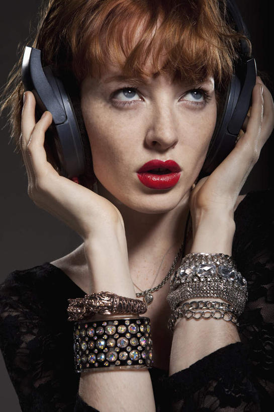 西方人,脸,头,脸颊,手,头发,一个人,站,竖图,室内,特写,白天,正面,快乐,满意,幸福,欧洲,欧洲人,双手,仅一个年轻女性,仅一个女性,仅一个人,阴影,黑色背景,服装,反射,影子,音响,音乐,听,注视,休闲装,娱乐,肩膀,装饰品,衣服,红色,耳机,饰品,手链,首饰,扶,观察,看,站着,享受,休闲,手部,休闲服,放松,摄影,服饰,手镯,影棚,观看,察看,舒适,享乐,扶着,关注,镯子,年轻女性,女人,女性,白种人,头部,脸部,脸蛋,面部,站立,半身,彩图,影棚拍摄,拍摄