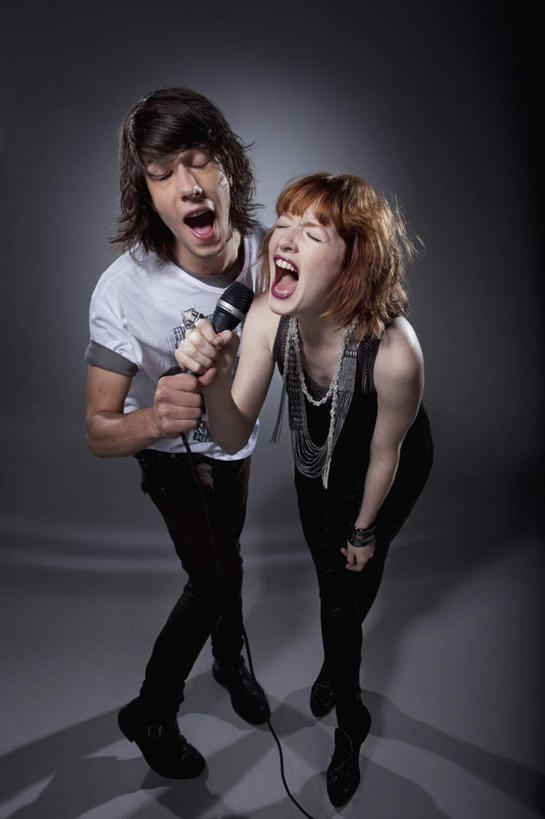 西方人,两个人,站,闭眼,竖图,俯视,室内,白天,爱情,欧洲,欧洲人,握,阴影,黑色背景,服装,电力,反射,电线,线,影子,电能,浪漫,拿,线路,拿着,休闲装,衣服,话筒,站着,休闲,温暖,温馨,休闲服,恩爱,握着,唱歌,恋人,摄影,服饰,影棚,电,电源,电源线,和睦,麦克风,扩音器,演唱,能量,传声器,歌唱,微音器,男人,男性,年轻男性,年轻女性,女人,女性,白种人,情侣,闭眼睛,闭着眼,闭着眼睛,站立,彩图,高角度拍摄,全身,影棚拍摄,拍摄,伴侣,融洽