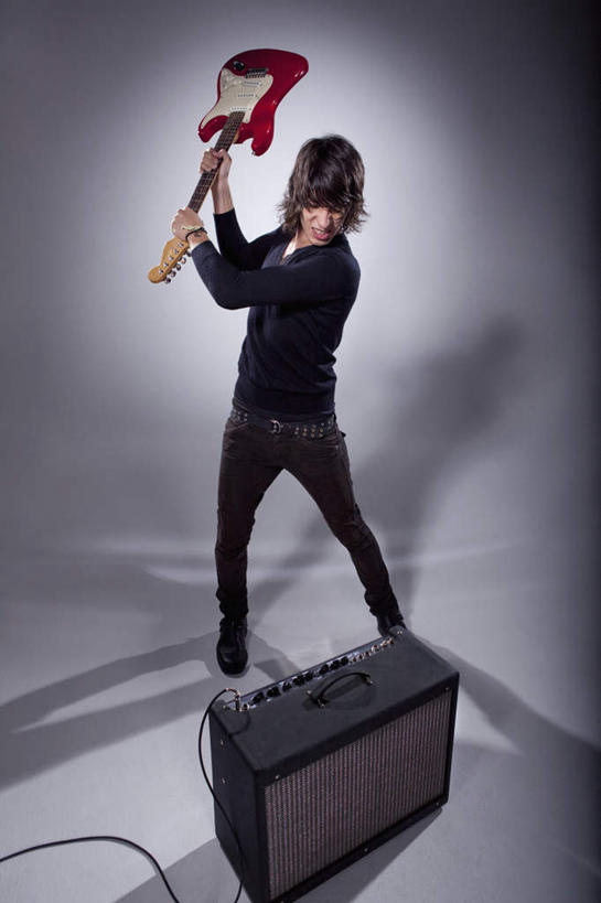 西方人,一个人,站,举,竖图,室内,白天,正面,欧洲,欧洲人,仅一个男性,仅一个人,握,阴影,灰色背景,服装,电力,反射,电线,线,影子,电吉他,乐器,弦乐器,音响,电能,拿,线路,拿着,注视,休闲装,仅一个年轻男性,衣服,低头,观察,看,托,站着,休闲,休闲服,握着,摄影,服饰,影棚,观看,电,电源,电源线,察看,关注,弹拨弦鸣乐器,能量,声响,男人,男性,年轻男性,白种人,举起,举手,举着,向上举,向上伸,向上托,站立,彩图,全身,影棚拍摄,拍摄,弹拨弦乐器